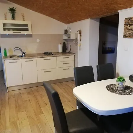 Kamena Kucica *